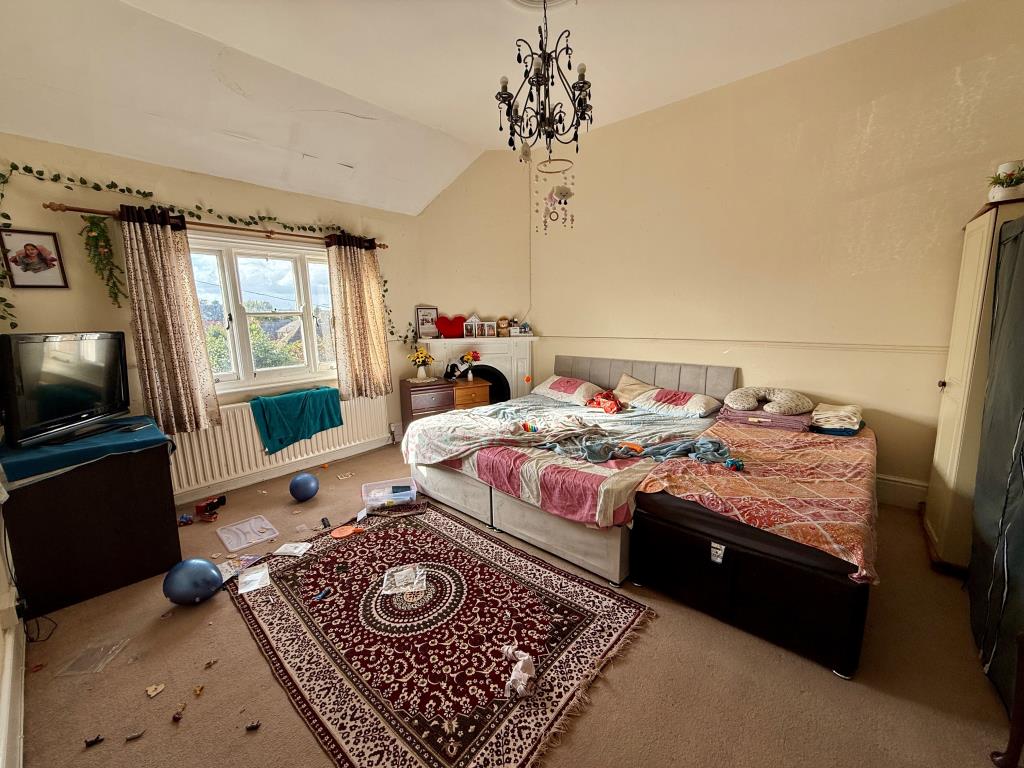 Lot: 43 - MIXED COMMERCIAL AND RESIDENTIAL INVESTMENT - Flat two bedroom